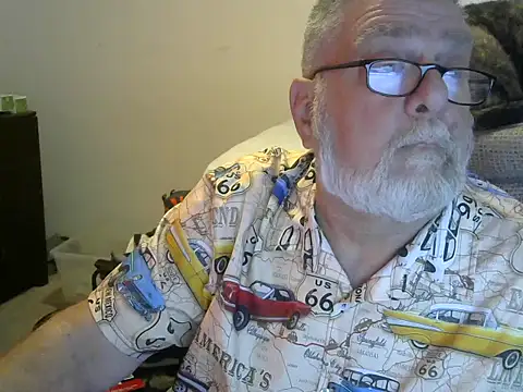 Snapshot of viejo_oso chatting on 10.12.25 viejo oso online show from 10.12.25