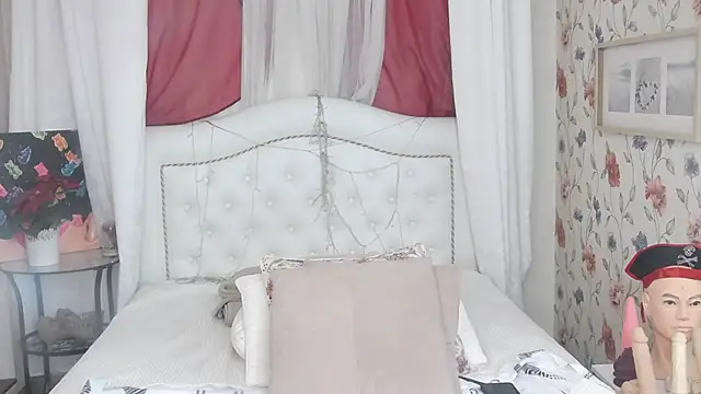 Snapshot of SilviaHart chatting on 09.27.25 SilviaHart online show from 09.27.25