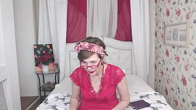 Snapshot of SilviaHart chatting on 09.30.25 SilviaHart online show from 09.30.25