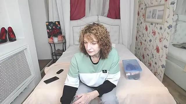 Snapshot of SilviaHart chatting on 10.01.25 SilviaHart online show from 10.01.25