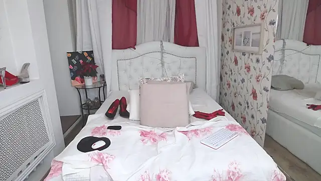 Snapshot of SilviaHart chatting on 12.01.25 SilviaHart online show from 12.01.25