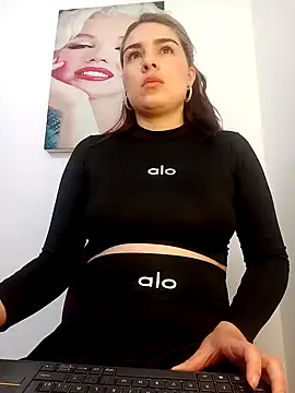 Snapshot of VictoriaMolina chatting on 09.20.25 VictoriaMolina online show from 09.20.25