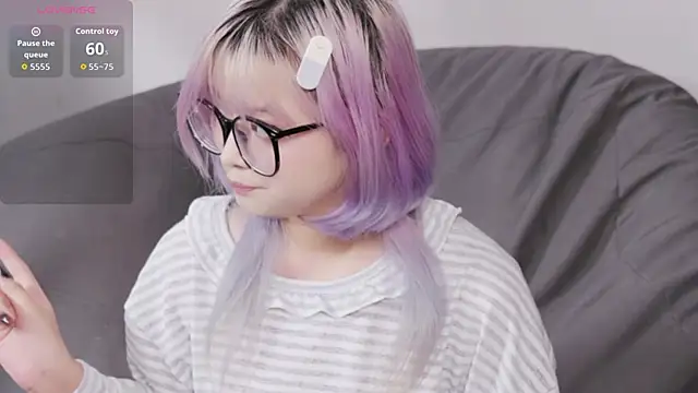 Snapshot of Yu_UwU_ chatting on 10.05.25 Yu UwU online show from 10.05.25