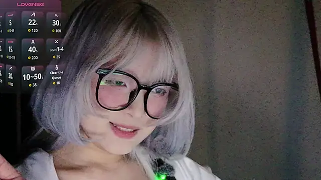 Snapshot of Yu_UwU_ chatting on 10.30.25 Yu UwU online show from 10.30.25