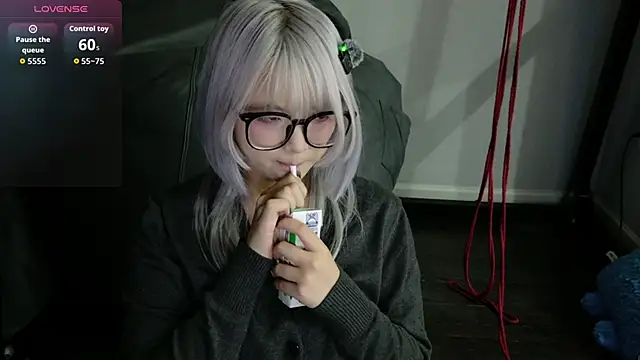 Snapshot of Yu_UwU_ chatting on 11.08.25 Yu UwU online show from 11.08.25