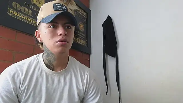 Snapshot of Thiago_x_Sahara chatting on 02.11.25 Thiago x Sahara online show from 02.11.25