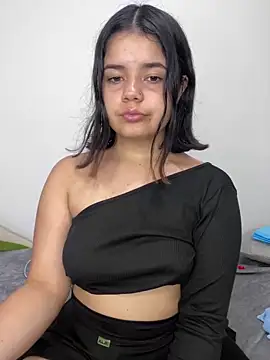 Snapshot of pretty_angela1 chatting on 02.04.25 pretty angela1 online show from 02.04.25