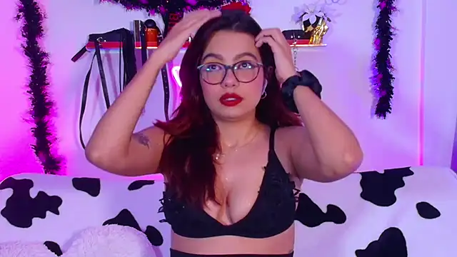 Snapshot of EmiF26 chatting on 10.21.25 EmiF26 online show from 10.21.25