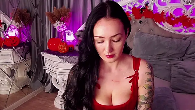 KimKhallifa online show from 10.29.25