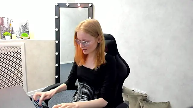 Snapshot of ElizabethHarpper chatting on 03.07.25 ElizabethHarpper online show from 03.07.25