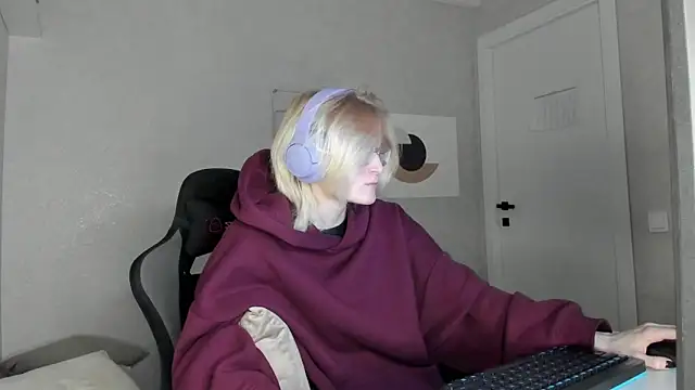 Snapshot of ElizabethHarpper chatting on 11.10.25 ElizabethHarpper online show from 11.10.25