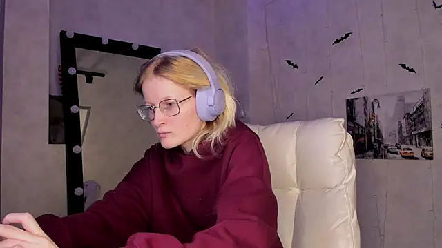 Snapshot of ElizabethHarpper chatting on 11.17.25 ElizabethHarpper online show from 11.17.25