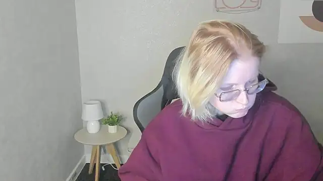 Snapshot of ElizabethHarpper chatting on 11.18.25 ElizabethHarpper online show from 11.18.25