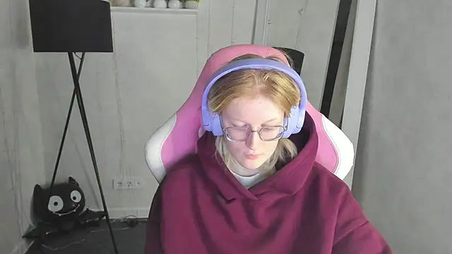 Snapshot of ElizabethHarpper chatting on 12.04.25 ElizabethHarpper online show from 12.04.25