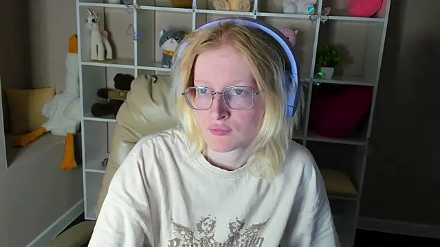 Snapshot of ElizabethHarpper chatting on 12.15.25 ElizabethHarpper online show from 12.15.25