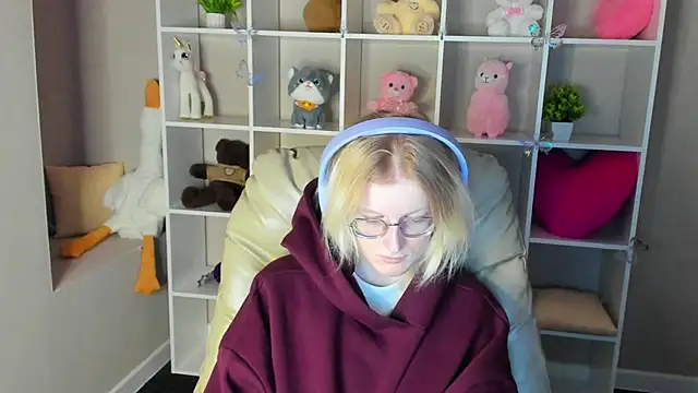 Snapshot of ElizabethHarpper chatting on 12.16.25 ElizabethHarpper online show from 12.16.25