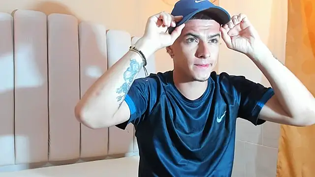 Snapshot of DAVID_VICTORIAA chatting on 01.20.25 DAVID VICTORIAA online show from 01.20.25