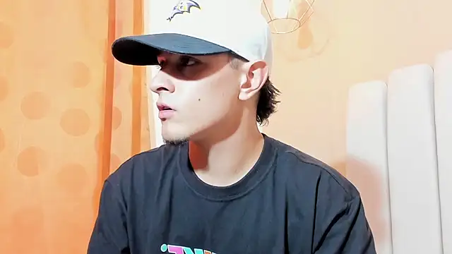 Snapshot of DAVID_VICTORIAA chatting on 02.21.25 DAVID VICTORIAA online show from 02.21.25