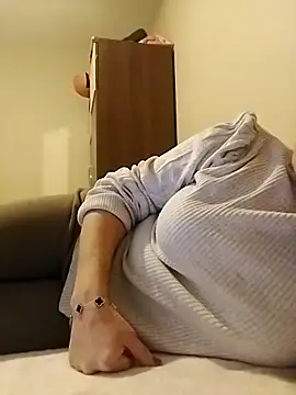 Snapshot of derya35 chatting on 02.15.25 derya35 online show from 02.15.25