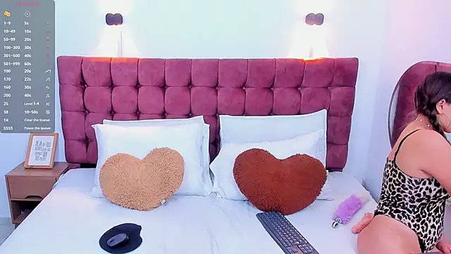 Annie kurt  online show from 02.24.25