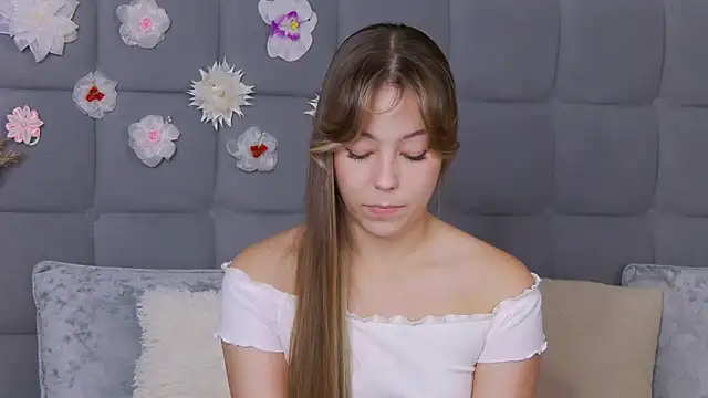 Snapshot of TheEmma chatting on 09.29.25 TheEmma online show from 09.29.25