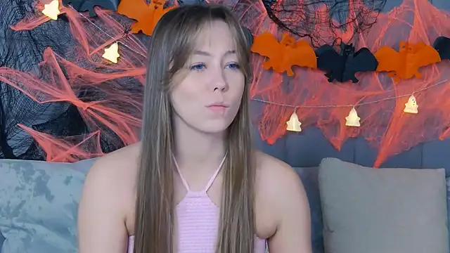 Snapshot of TheEmma chatting on 11.02.25 TheEmma online show from 11.02.25