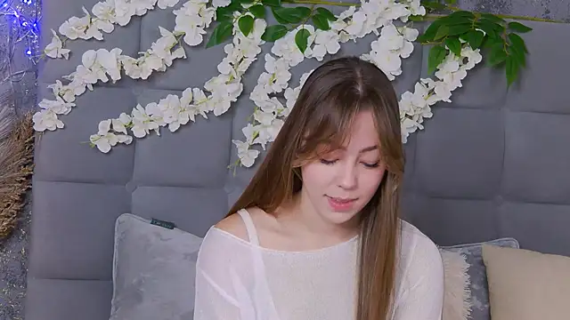 Snapshot of TheEmma chatting on 11.06.25 TheEmma online show from 11.06.25