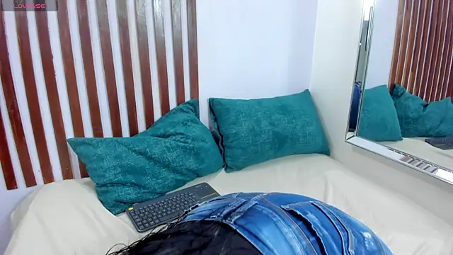 KRYSSTARITTER4 online show from 02.27.25