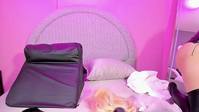 lee Powder online show from 12.05.25