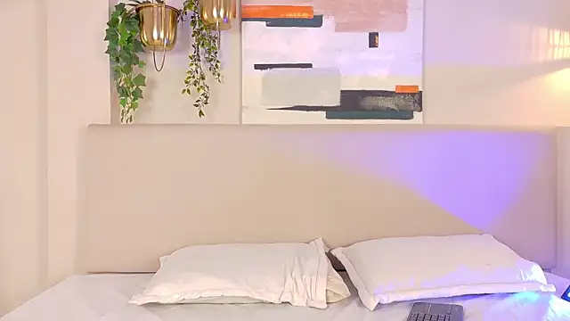 Snapshot of NaomiKlarc chatting on 11.12.25 NaomiKlarc online show from 11.12.25