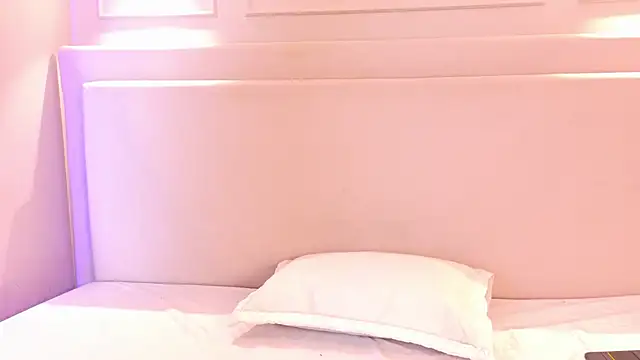 Snapshot of NaomiKlarc chatting on 11.25.25 NaomiKlarc online show from 11.25.25