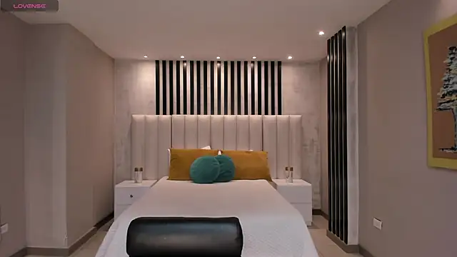 NiaSalvatore online show from 09.21.25