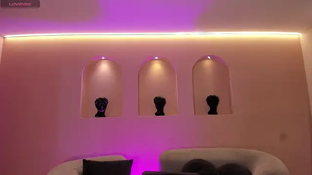 NiaSalvatore online show from 09.23.25