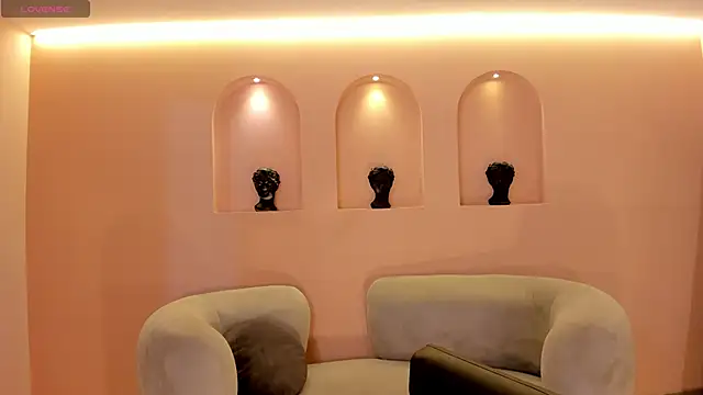 NiaSalvatore online show from 10.19.25