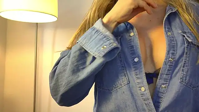 Snapshot of karina_warthon chatting on 01.26.25 karina warthon online show from 01.26.25