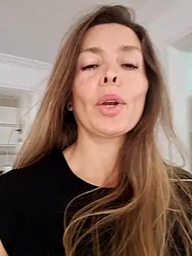 Snapshot of karina_warthon chatting on 09.24.25 karina warthon online show from 09.24.25