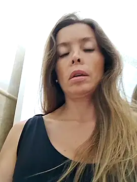 Snapshot of karina_warthon chatting on 10.17.25 karina warthon online show from 10.17.25