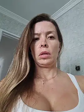 Snapshot of karina_warthon chatting on 10.30.25 karina warthon online show from 10.30.25