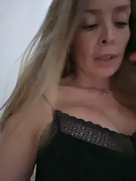 Snapshot of karina_warthon chatting on 11.12.25 karina warthon online show from 11.12.25