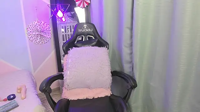 Snapshot of katy_handerson chatting on 02.04.25 katy handerson online show from 02.04.25