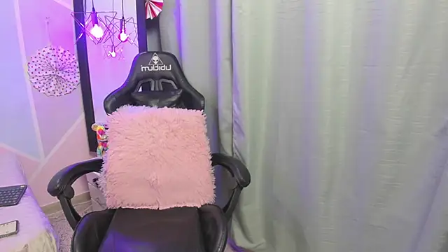 Snapshot of katy_handerson chatting on 02.06.25 katy handerson online show from 02.06.25