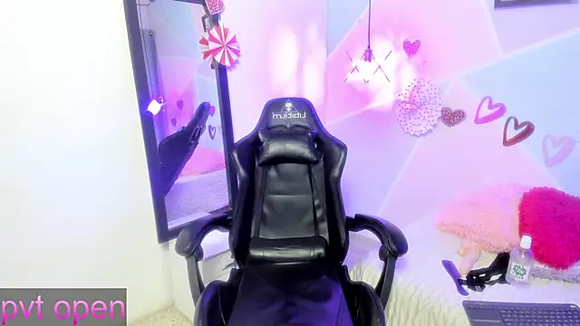 Snapshot of katy_handerson chatting on 03.05.25 katy handerson online show from 03.05.25