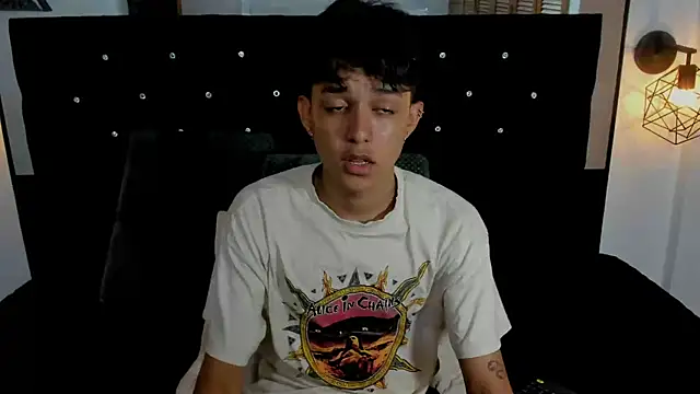 Snapshot of jisuscat chatting on 10.17.25 jisuscat online show from 10.17.25