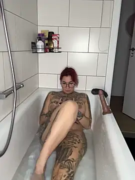 Snapshot of Mia-Fuchs chatting on 01.14.25 Mia-Fuchs online show from 01.14.25