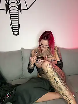 Snapshot of Mia-Fuchs chatting on 02.16.25 Mia-Fuchs online show from 02.16.25