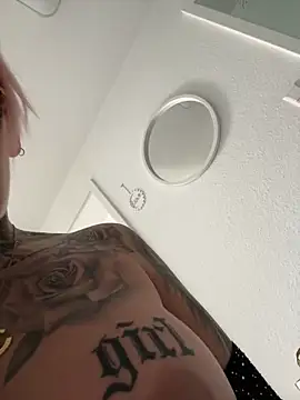 Snapshot of Mia-Fuchs chatting on 03.11.25 Mia-Fuchs online show from 03.11.25