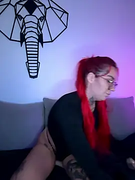 Snapshot of Mia-Fuchs chatting on 09.29.25 Mia-Fuchs online show from 09.29.25