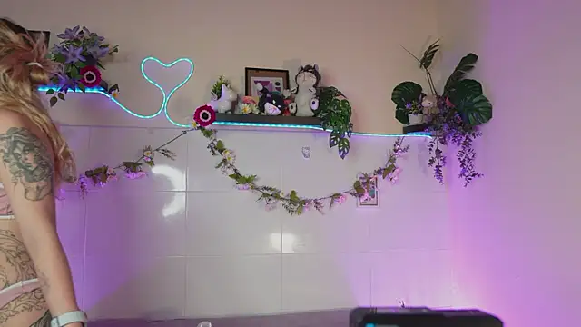 Snapshot of bri_cullen chatting on 09.11.25 bri cullen online show from 09.11.25