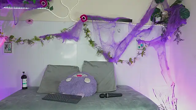 Snapshot of bri_cullen chatting on 10.24.25 bri cullen online show from 10.24.25