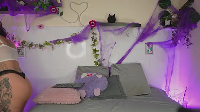 Snapshot of bri_cullen chatting on 10.30.25 bri cullen online show from 10.30.25